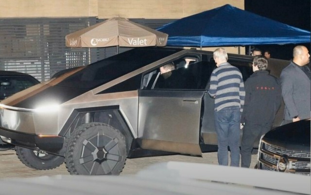 Столб ограждения пал первой жертвой новой Теслы Cybertruck
