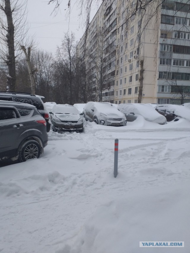 Москву ночью завалило снегом. Город стоит в 9-балльных пробках, нет движения на МКАДе, шоссе Энтузиастов, Варшавке и Ярославке