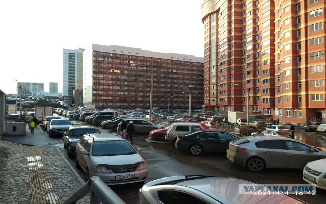 В Красноярске стена упала на автомобили