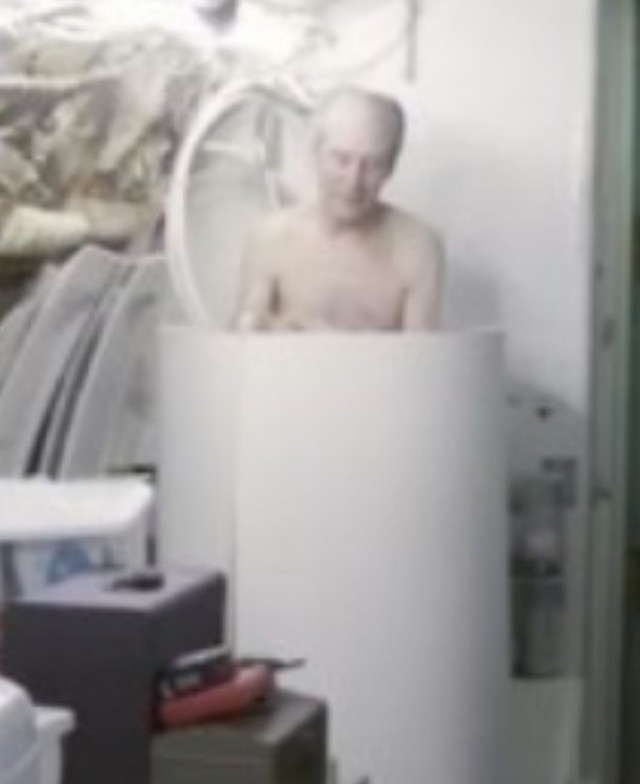 Американский пенсионер купил старый самолет и переехал в него жить