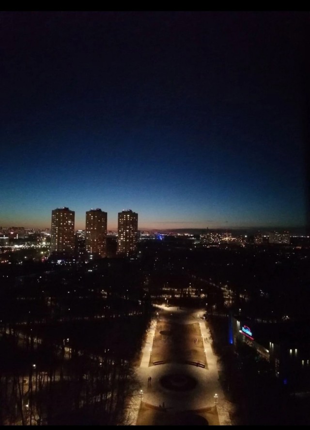 В Химках в парке Толстого забыли девушку на колесе обозрения.