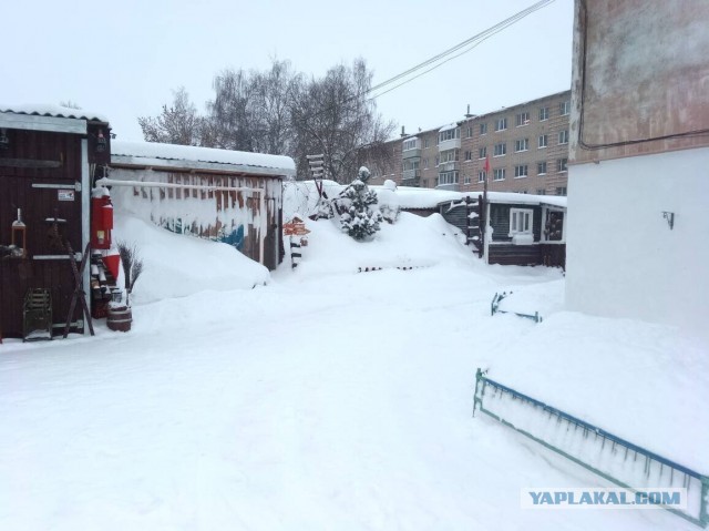 Уборка двора от снега и соседи в нашем доме.