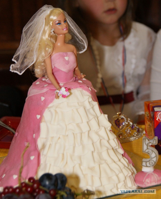 Любимая жена сделала торт на день рождения дочке.
