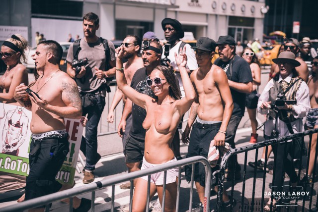Топлес-протест в Нью-Йорке