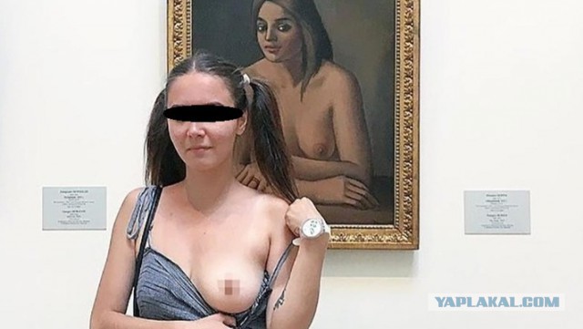 Оголила грудь на фоне картины в Эрмитаже