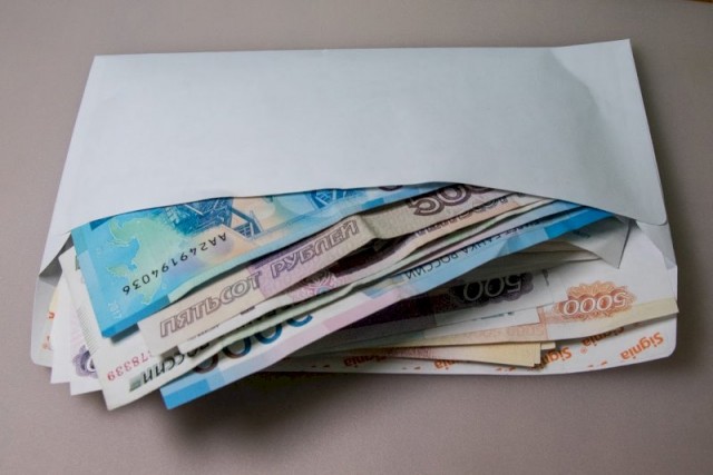 Пенсионер из Екатеринбурга полдня бегал к банкоматам, чтобы отправить мошенникам 2,12 млн рублей