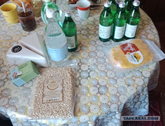 На фото - тысяча рублей
