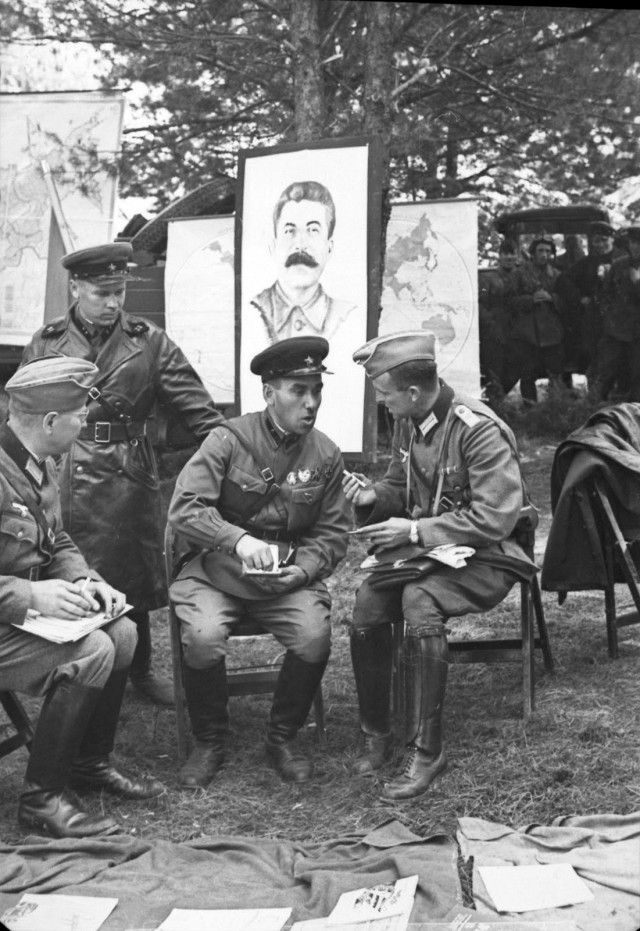 Фотографии связанных с историей Красной и Советской Армии.