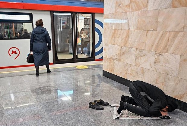 Власти российского региона предупредили о недопустимости публичных намазов. Кадыров возмущен