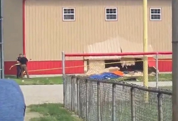 США водитель протаранил на пикапе здание со школьниками.