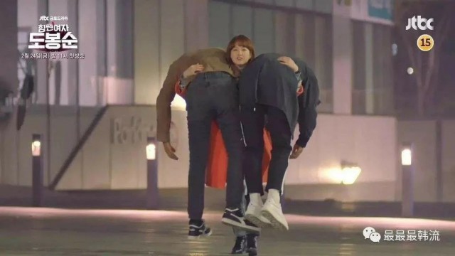 В интернете стало популярным фото парочки в японском районе Кубуки-тё после попойки