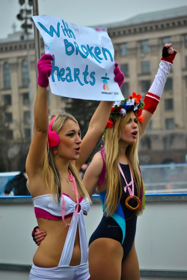 Femen: Коровы на льду или Ледовое позорище