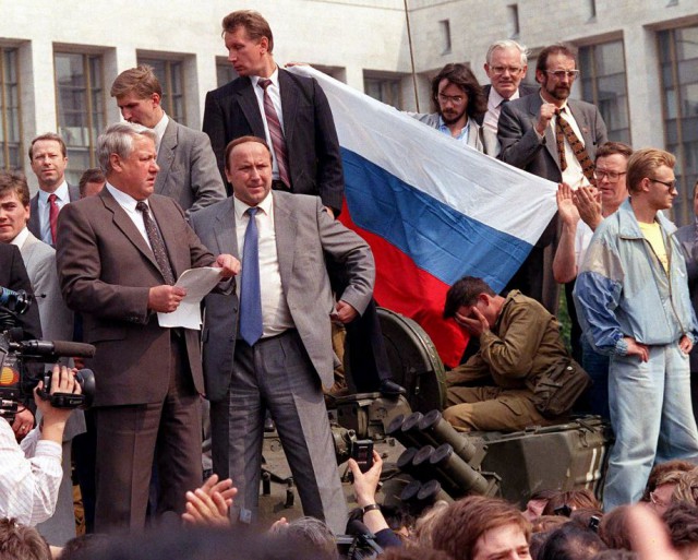 8 гифок, которые покажут эпоху Бориса Ельцина
