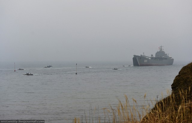 Высадка морского десанта во время тактического учения бригады морской пехоты ТОФ