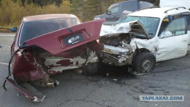 Два человека погибли в массовом ДТП во время гонки стритрейсеров в Магадане