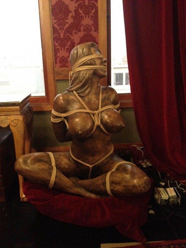 Фоторепортаж со студии где снимают фильмы для взрослых в стиле BDSM