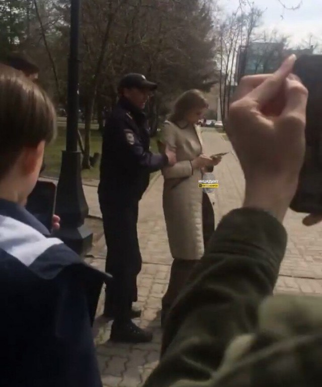 Сезон нудистов открыт в центре Новосибирска