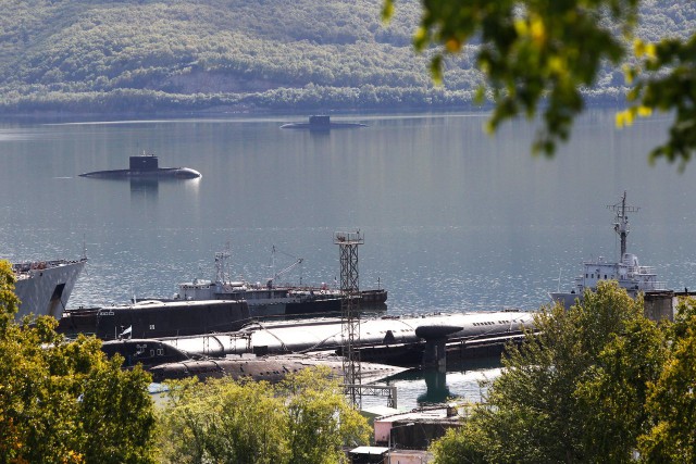 Десятки рабочих приехали в закрытый камчатский город Вилючинск строить военные объекты. Им не платят обещанную зарплату