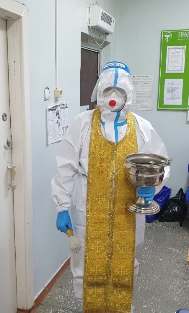 В Алтайском крае батюшка окропил святой водой ковидный госпиталь и его пациентов