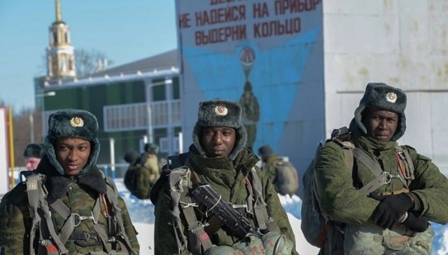 Первый прыжок с парашютом курсантов НВВКУ из Африки в Новосибирской области