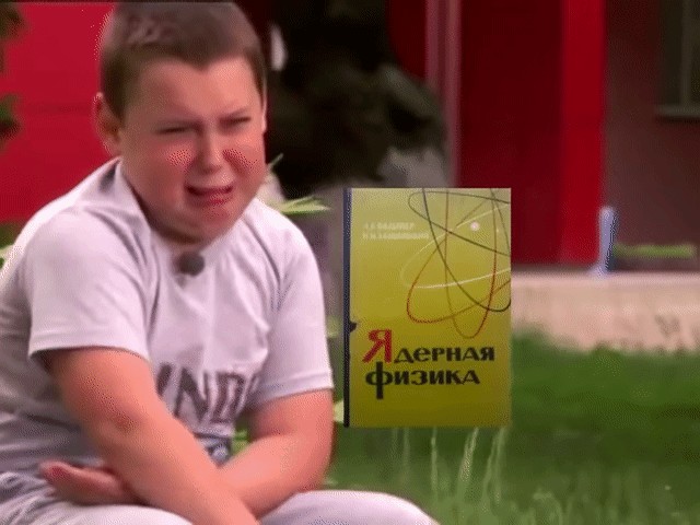 Подруга помогает вытащить заползшего в трусики краба