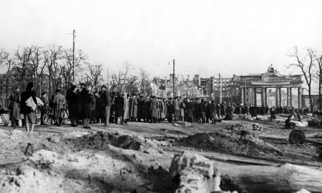 Фотографии связанных с историей Красной и Советской Армии.