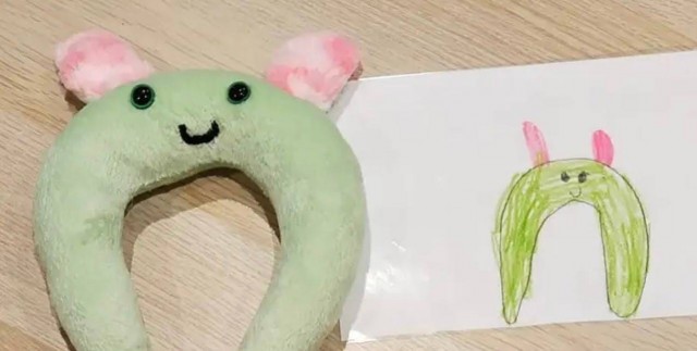 Учительница сшила игрушки детям по их же рисункам