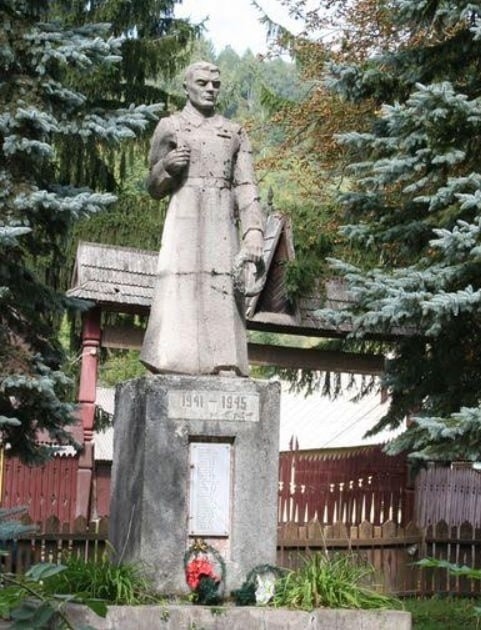 Власти села Лисичово Закарпатской области Украины отказались демонтировать памятник советским солдатам
