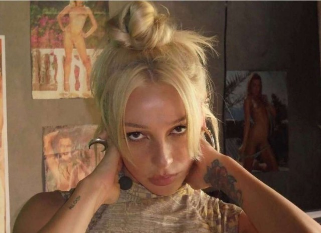 Ивлеева покинула Россию после голой вечеринки и не выходит на связь