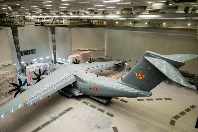 Появились первые фото нового Airbus A400M — он похож на советский самолет из фильма о Бонде