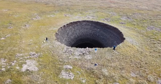 Гигантская дыра в Сибири растёт и излучает тепло — это не просто мерзлота