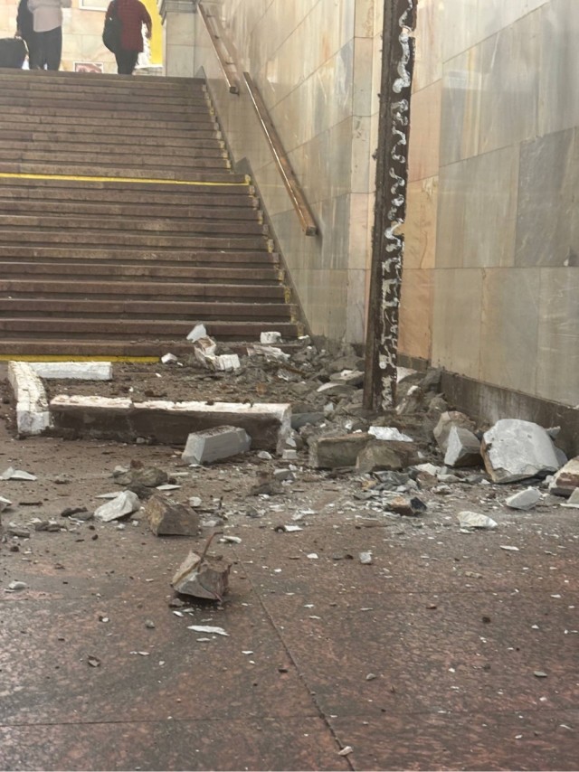 Кусок лепнины едва не убил пассажира в московском метро — мужчина получил тяжёлую травму головы.