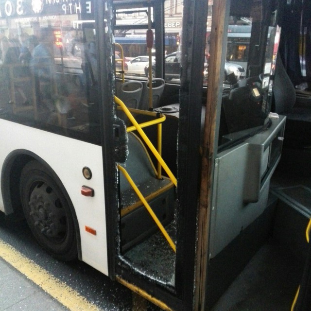 Девушка разбила дверь в автобусе, чтобы не опоздать на «Сапсан»