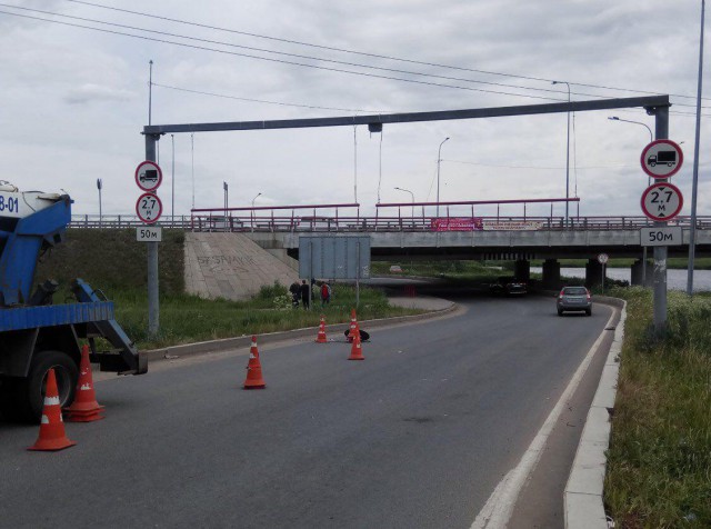 Перед «Мостом глупости» в Петербурге установили «лежачих полицейских» и рамку с металлическими цепями