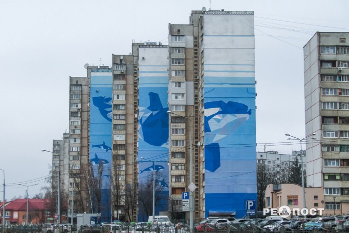 Жители дома с изображением героини ВОВ решили закрасить граффити, потому что здание не хотят сносить по программе реновации