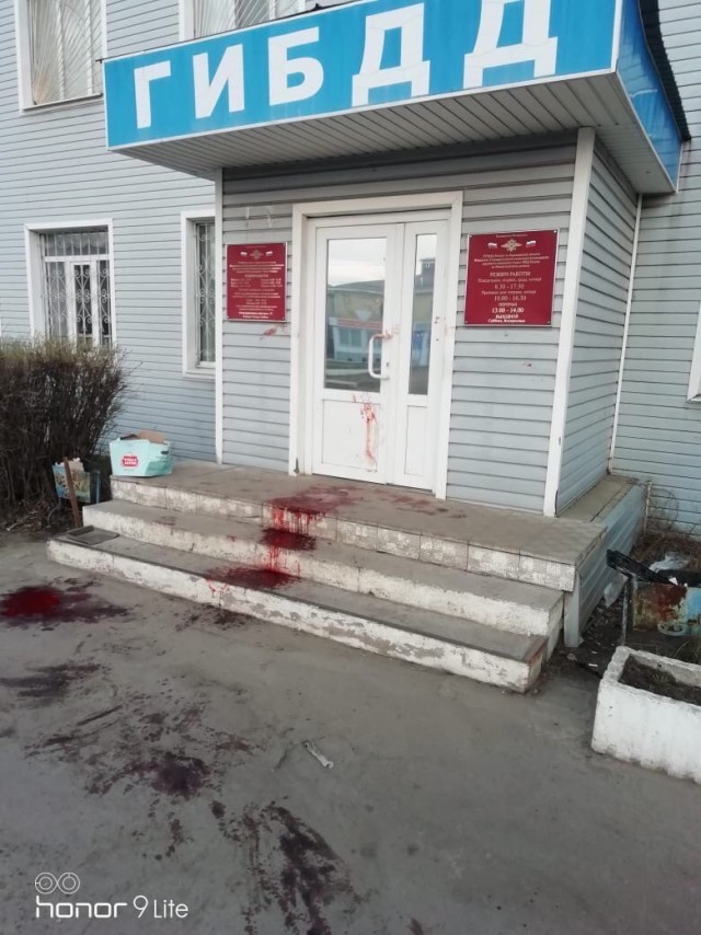 В Воронежской области вход в здание ГИБДД залили кровью. Потерпевший стучался в полицию, но дежурный мирно спал