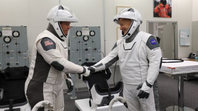 Прямая трансляция пилотируемого запуска SpaceX Crew Dragon