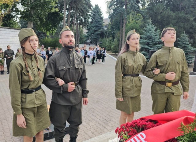 Жители Бельц вышли сегодня к Мемориалу воинской славы и легендарному «Танку»