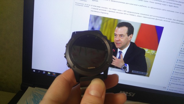 На Дмитрии Медведеве заметили новые «умные» часы для капитанов и любителей рыбалки