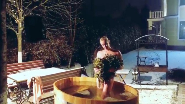 Голая Волочкова сделала шпагат на снегу