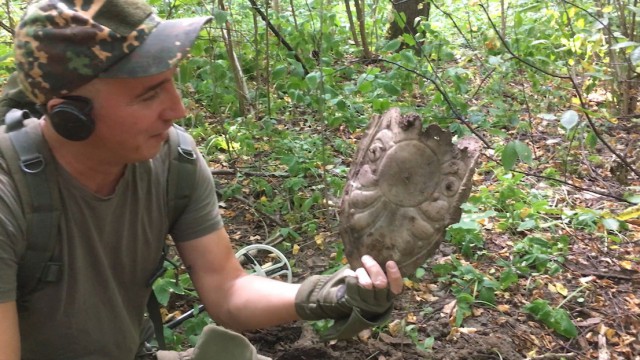 Странное место. Куча кошельков на лесной дороге