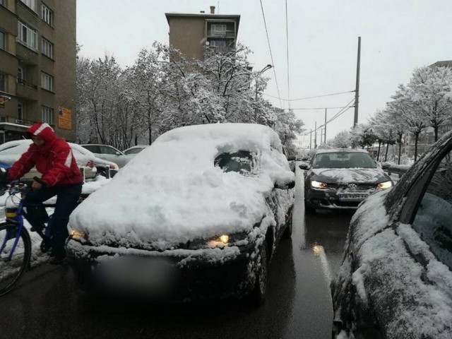 Как оперативно убрать снег с лобового стекла не включая дворники