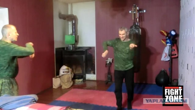 Ведущий попросил Чака Норриса показать как снимаются удары в его фильмах