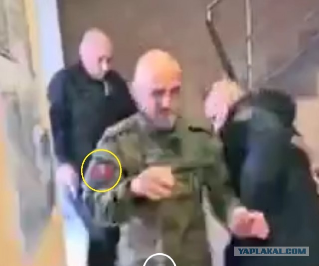 Полицейские открыли стрельбу, чтобы обезвредить неадеквата в военной форме, угрожавшего людям ножом