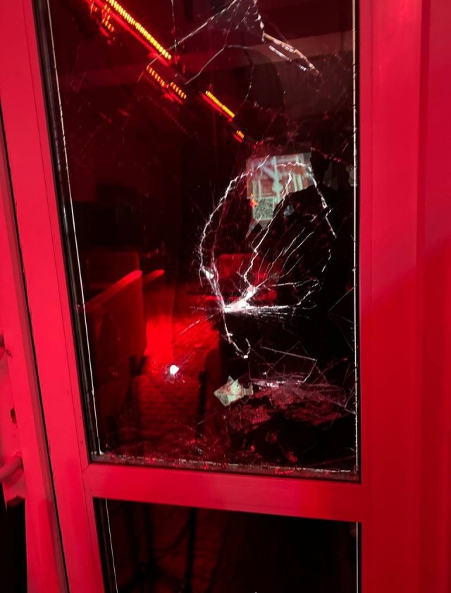 Эй, фэйсер, проще будь,Я реально в этот клуб приехал отдохнуть.