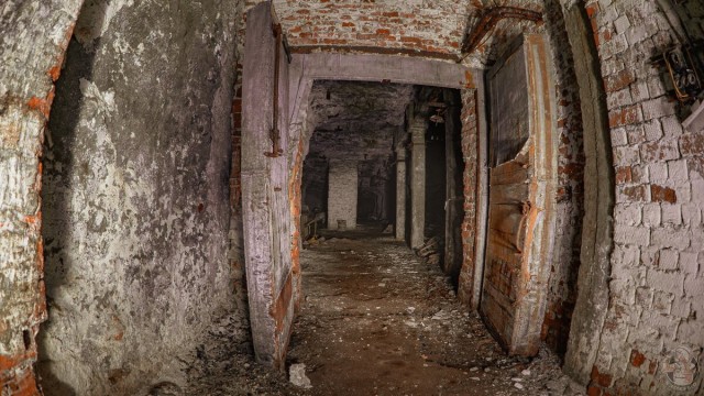 Показываю где "прятали" дефицит в СССР — это огромный подземный холодильник. Его вместимость 200 ЖД вагонов провизии!