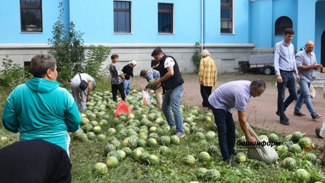 Во дворе уфимского собора бесплатно раздают арбузы