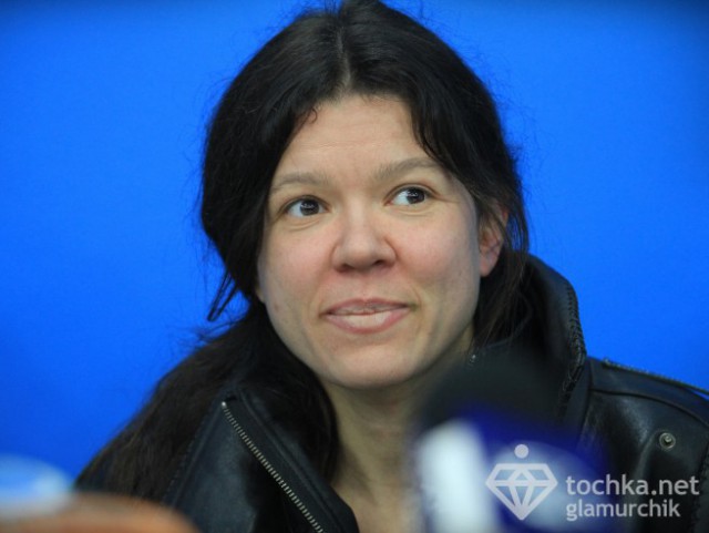 Певица Руслана у посольства Нидерландов