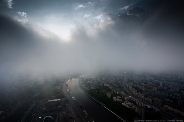 Необычный рассвет над Москвой