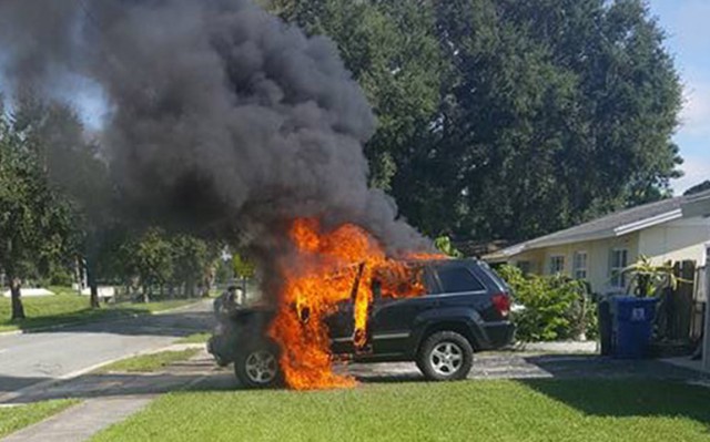 Житель США оставил заряжаться смартфон в машине и спалил её к черту